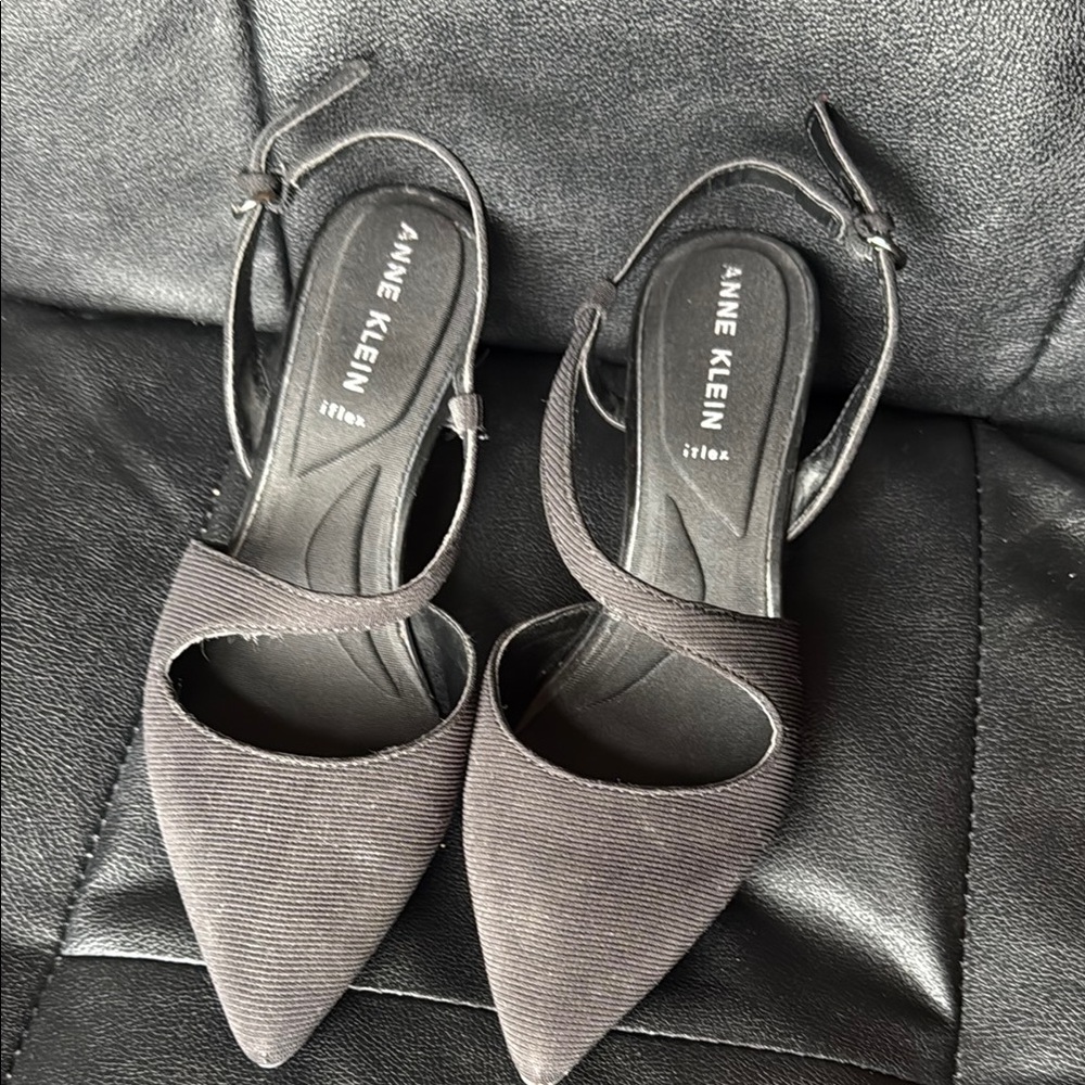 Anne Klein Women's Black kitten Heels